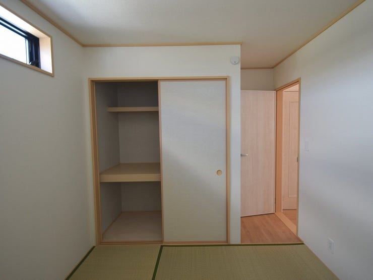 1F 和室5帖
収納スペースも確保♪季節ものやお布団など収納が可能♪