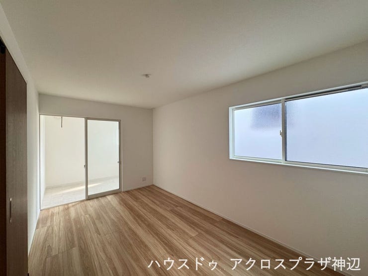 【洋室7.5帖】
サンルーム併設の広々とした洋室でございます。