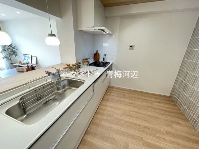 キッチン:アクセントクロスがオシャレなホワイト基調のキッチンです。対面式のキッチンは、リビングで遊ぶお子様と会話を楽しみながらお料理が出来ますね♪