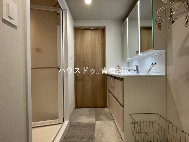 洗面所:洗面台の収納が豊富で、家族それぞれの洗面化粧道具やタオルもすっきりしまえそうですね。