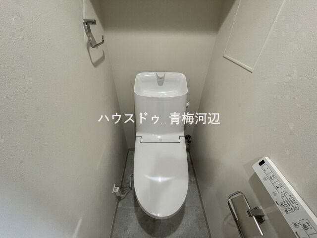 トイレ:リモコンタイプの温水洗浄便座で便座周りはスッキリ。タオル掛けやペーパーホルダーのデザイン性の高いおしゃれなトイレです。