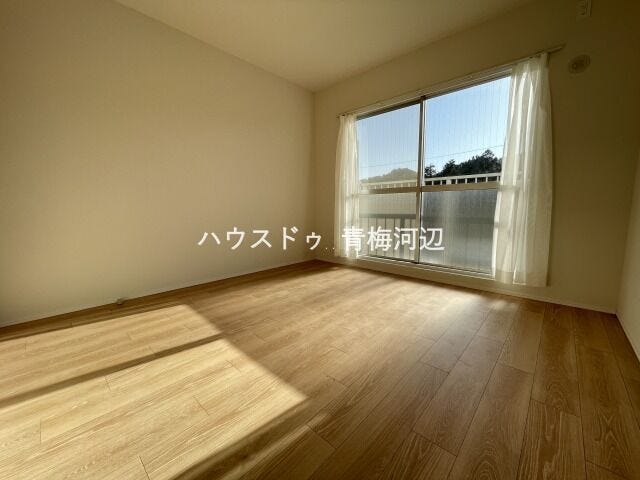 6.3帖洋室:バルコニーに面しているため日当たり良好です。日中は明るいので電気を付けなくても大丈夫です。