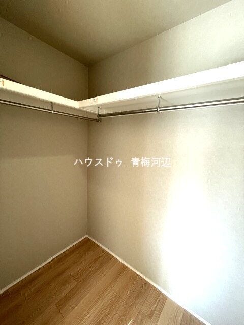 6.3帖洋室収納:バッグや帽子、アクセサリーなども一緒に収納しておくことで、お出かけの支度もはかどりそうです。洋服選びが楽しくなりそうですね。