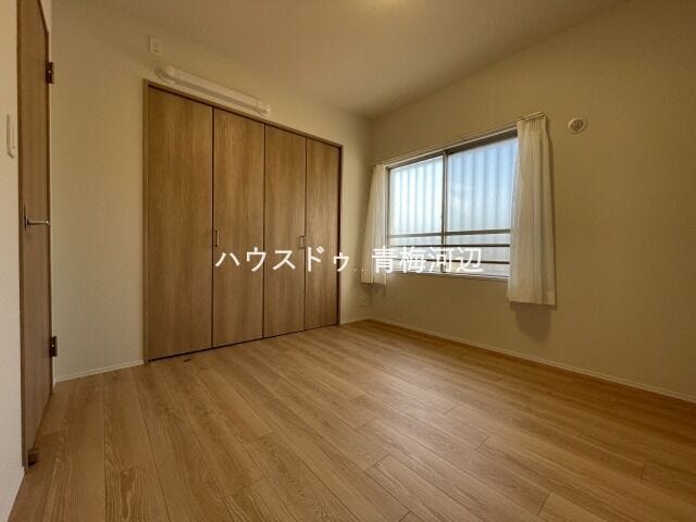 5帖洋室:北側にあるお部屋ですが、たっぷりと日差しが降り注ぐので明るい空間になっています。プライベートの時間も気持ちよく過ごすことができます。