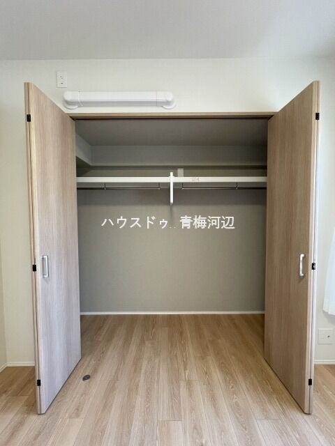 5帖洋室収納:大型のクローゼットです。ハンガーポールと枕棚の設置があるので使いやすさアップ。床には衣装ケースを配置する事のできるゆとりもあります。