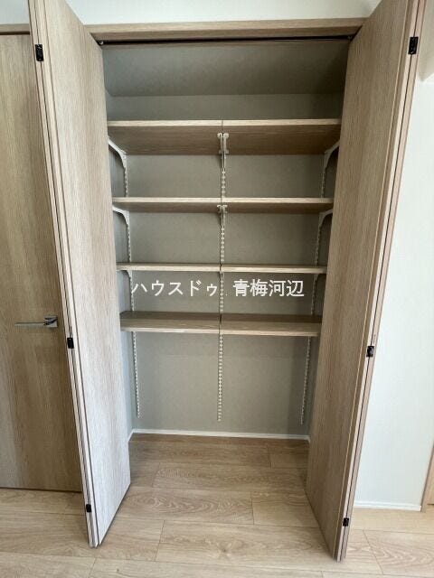 リビング収納2:たっぷりのスペースがあり、買い置きのストック管理も楽々です。まとめ買いをしても余裕の収納力です。