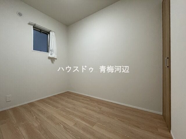 サービスルーム:家族の共用のものをしまっておけます。北側にあるので、日に焼けると心配なものを置くスペースとして活用できます。