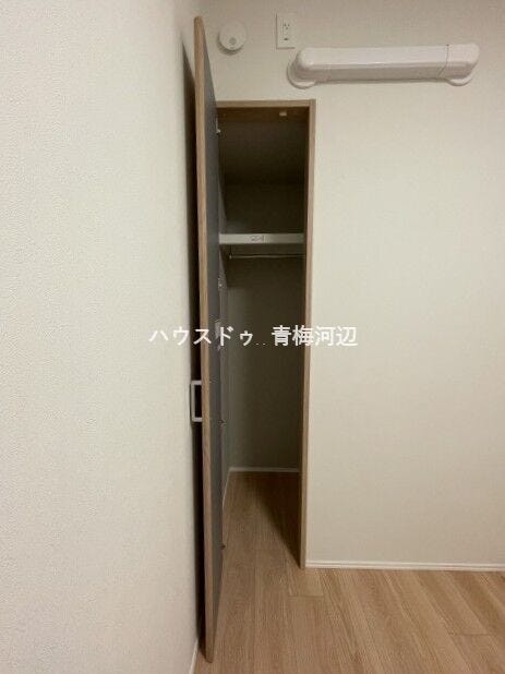 サービスルーム収納:ハンガーパイプや枕棚も標準装備されたクローゼットです。