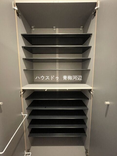 玄関収納:たっぷりと収納することができるので、玄関をすっきり片付けることができます。ご家族を気持ちよく迎えることができそうです。: