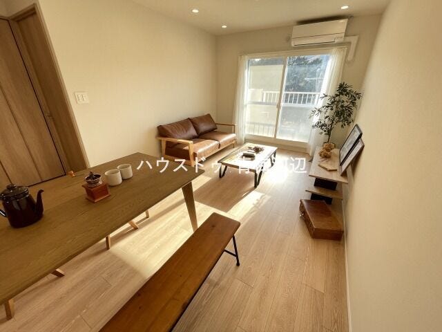 16.2帖リビング:南向きで安定した採光がかなうリビングスペース。好きな家具家電を置いて、ゆっくりリラックスできる空間を演出できます。