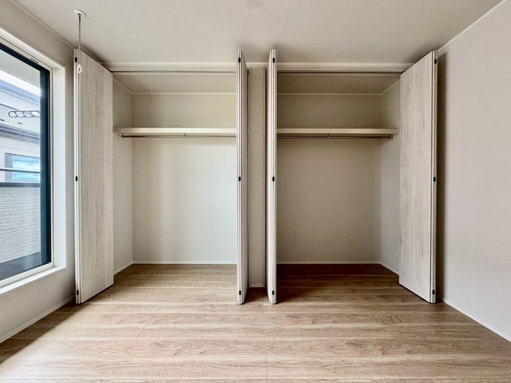 【Bedroom】洋室には収納力のあるクローゼット付き。衣類や荷物もすっきり収まります。