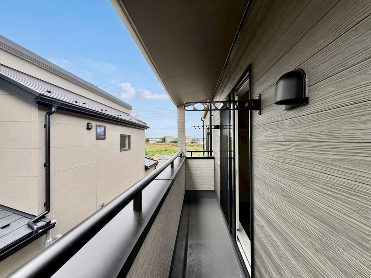 【Balcony】日当たりの良いバルコニーはお洗濯物がしっかり乾きやすく、毎日の家事にも重宝します。
