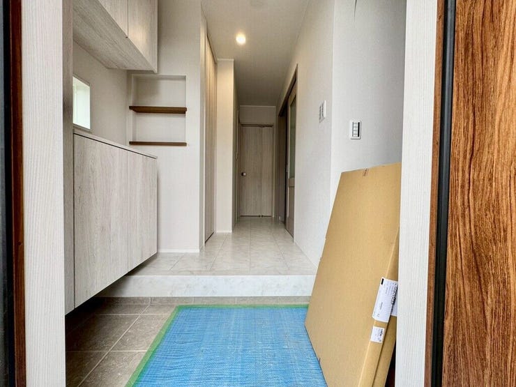 【Entrance】明るく清潔感のある玄関が、毎日の帰宅を心地よく迎えてくれます。