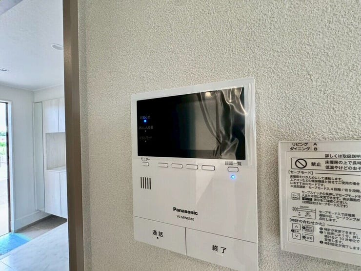 【Facilities】来訪者を確認できるモニター付きインターホンで、防犯面も安心です。