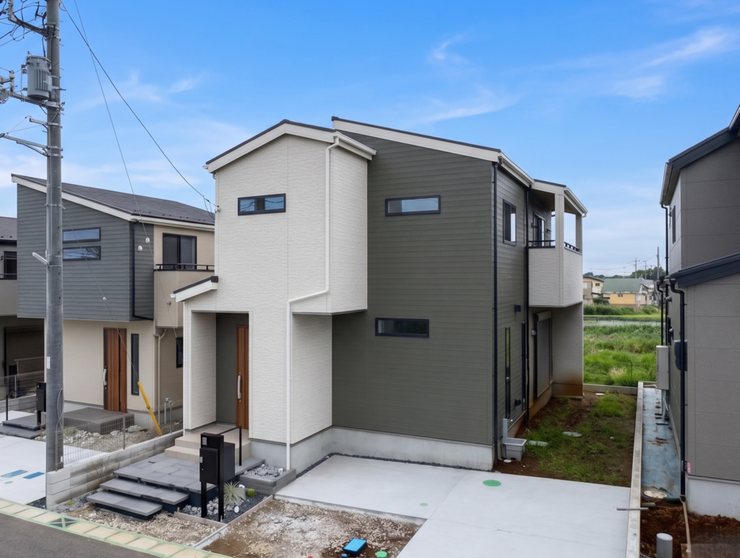 【Exterior】ゆとりのある駐車スペース付きで、車の出し入れもスムーズに行えます。