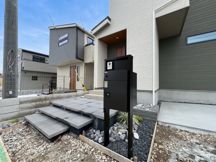 【Facilities】外出中でも荷物を受け取れる便利な宅配ボックス付き。忙しい毎日も安心です。