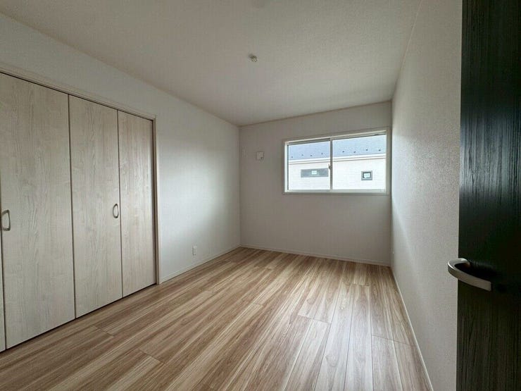 【Bedroom】ベッドとデスクを置いてもゆとりのある、使い勝手の良い広さの洋室です。