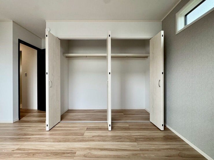 【Bedroom】洋室には収納力のあるクローゼット付き。衣類や荷物もすっきり収まります。