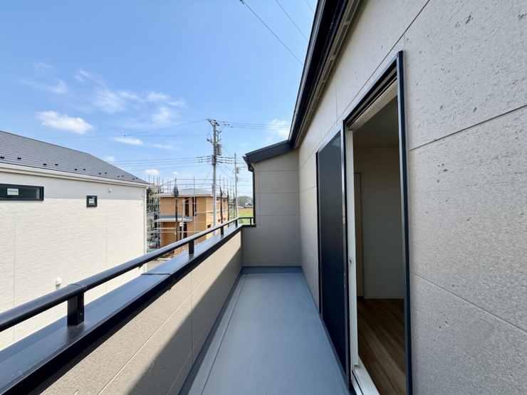 【Balcony】日当たりの良いバルコニーはお洗濯物がしっかり乾きやすく、毎日の家事にも重宝します。