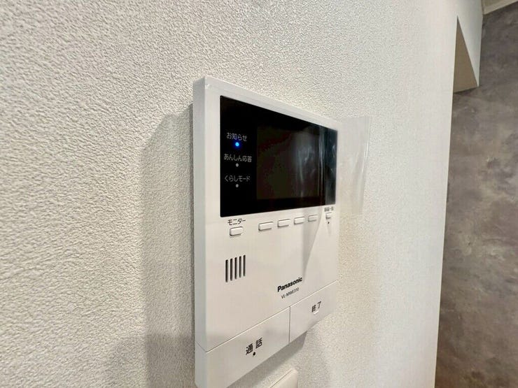 【Facilities】来訪者を確認できるモニター付きインターホンで、防犯面も安心です。