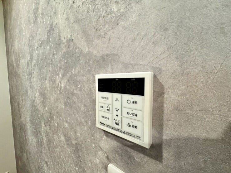 【Facilities】お湯の温度調整がラクな給湯器リモコン付き。追い焚き操作も簡単です。