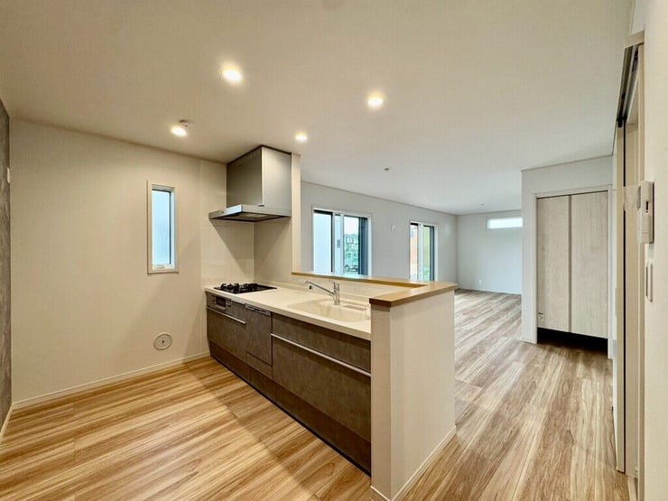 【kitchen】開放感たっぷりのアイランド風キッチン。回遊動線で家族との距離もぐっと近づきます。