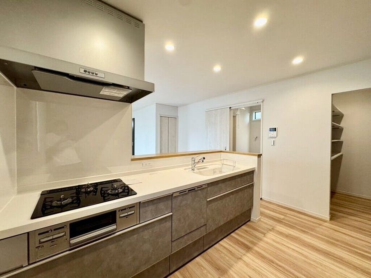 【kitchen】広めのキッチンは料理のしやすさを追求した設計。収納も豊富で作業がしやすい空間です。