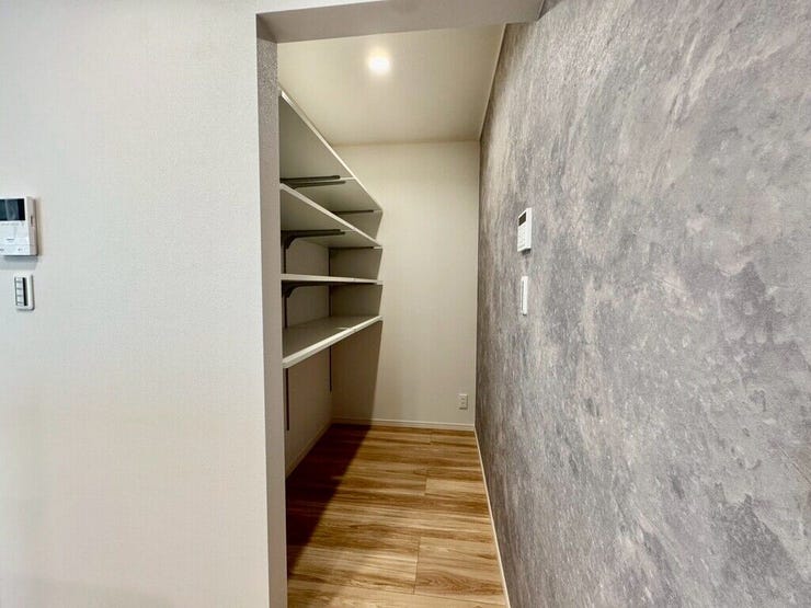 【Pantry】収納力のあるパントリーを備えた、片付けやすい快適なキッチン空間です。