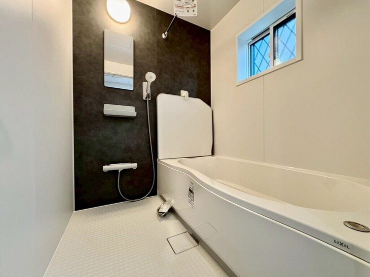 【Bathroom】お子様とのバスタイムにも十分な広さがあり、掃除も簡単にできます。