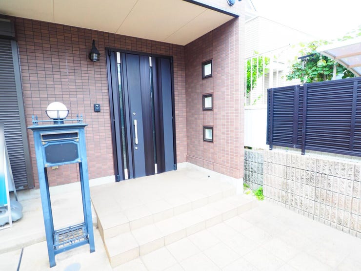 屋根付き玄関は雨の日も安心ですね。
