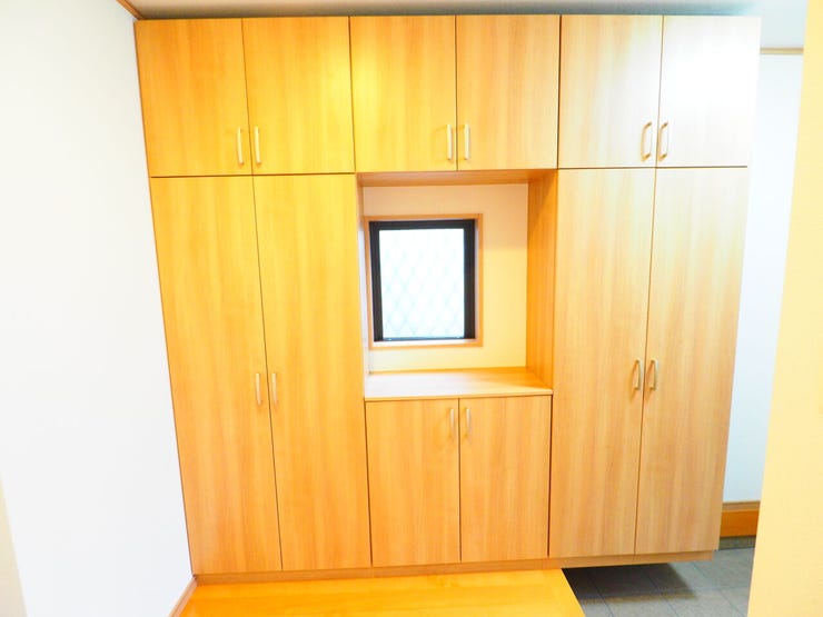 天井まである大型の玄関収納はご家族の靴もしっかり保管できそうです。 窓もあるので換気も出来ます。