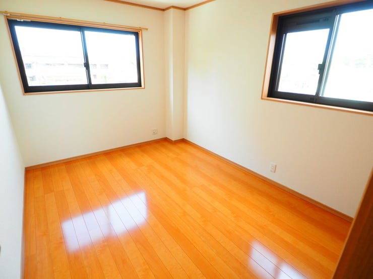 3階洋室。穏やかな光が差し込む室内には、穏やかな時間が流れます。休日には、落ち着いた空間で自分の趣味を楽しむのはいかがですか。