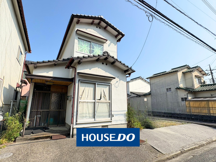 【外観】
外壁が白くて明るいコンパクトなお家です。
