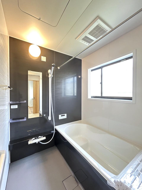 ゆったり寛げる1坪の新品ユニットバスに交換。自動湯張り・追い焚き機能付き、いつでも温かいお風呂に入れます。床は水はけが良く毎日のお掃除もスムーズです。