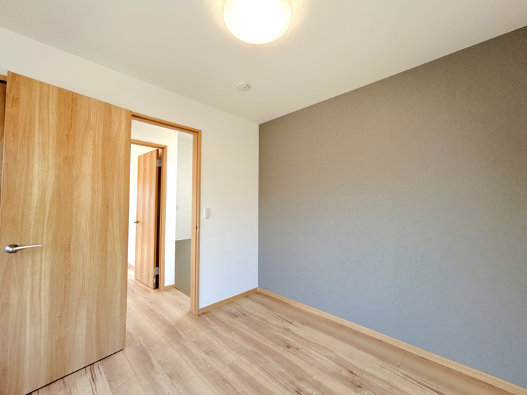 2F洋室写真です。和室から洋室に変更し、照明交換、クロス張替え、建具交換を行いました。各部屋にテレビジャックとエアコン用コンセントを設置しました。