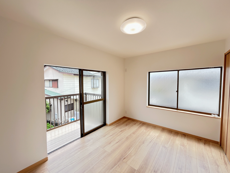 2F居室写真です。床、建具、クロス、天井のリフォームを行いました。火災報知器も各部屋に設置。細部まで拘ったリフォームなので安心して生活をしていただけます。