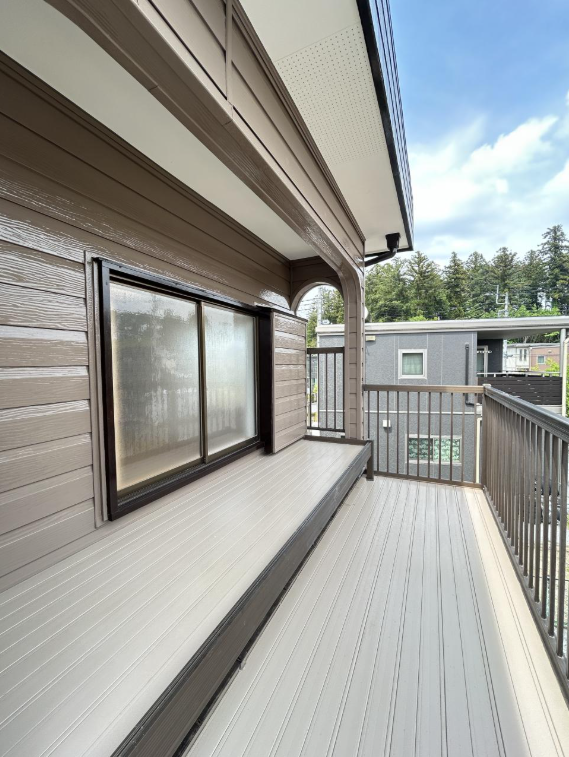 ベランダ写真です。こちらは床と手すりの塗装を行いました。幅も広く洗濯物も良く干せますね。お家の南面にあるので洗濯物やお布団の隅々までお日様の光が行渡りますよ。