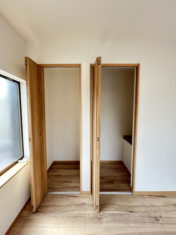 建具交換、押入れはクローゼットに変更。お洋服などを収納することができ、嬉しいですね。