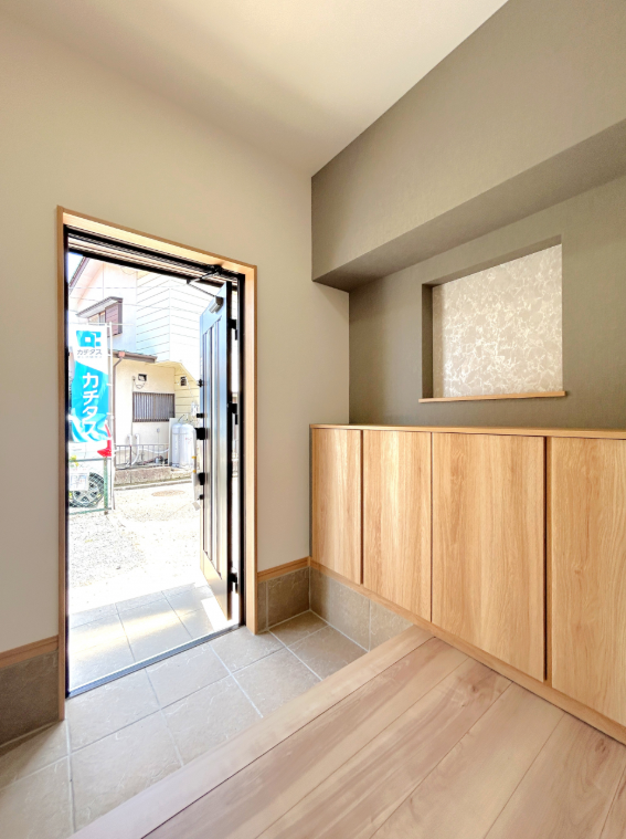 玄関はシューズボックスを新設。棚板は消臭効果付き。また、棚板の高さも調整でき便利な商品です。清潔感のある玄関でお客様を最初におもてなしできますね。