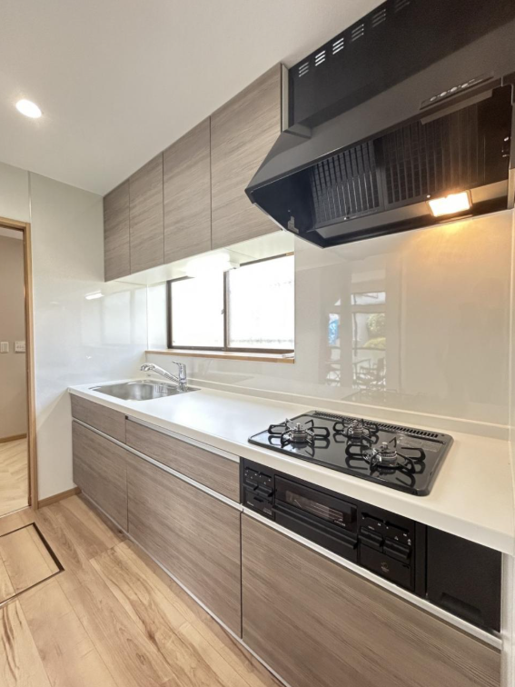 床材はワックス不要なフローリング(永大産業製)を使用。傷や汚れに強い商品で嬉しいですね。