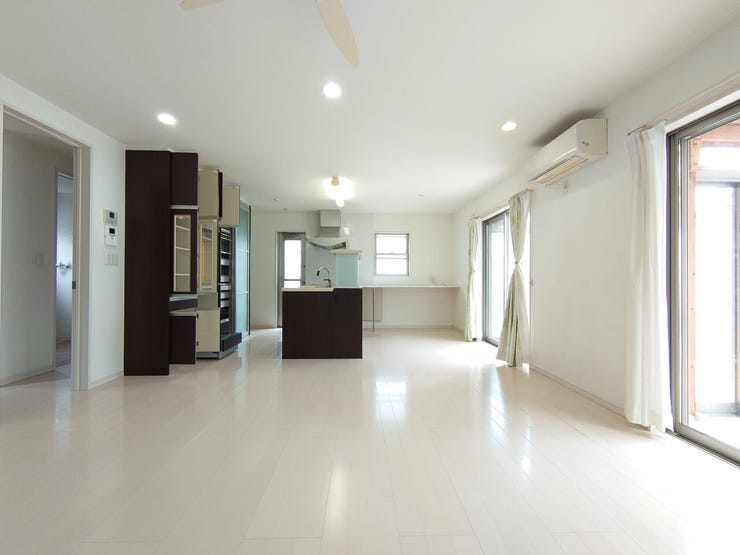 1Fリビング、キッチンからの写真。20帖の広さが際立ちます♪