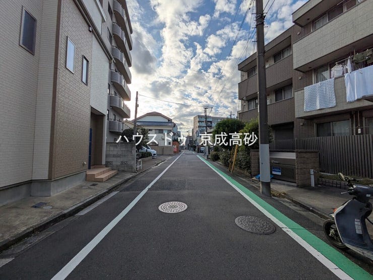 交通量の少ない前面道路です。
小さなお子様がいるご家庭でも安心です!