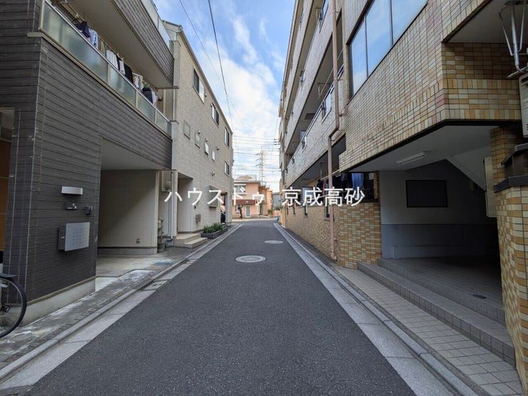 交通量の少ない前面道路です。
小さなお子様がいるご家庭でも安心です!