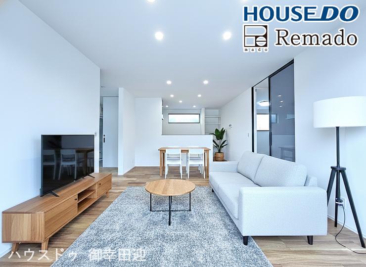 【リビング】
■□■リビング■□■
白を基調とした清潔感のあるデザインのリビング♪様々なテイストのインテリアにも合わせやすいです♪ビッグガラスのハイドアもお部屋のアクセントの一つです☆家具はCGです