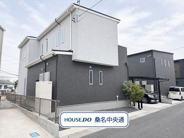 【外観写真】
落ち着いた色を使用したシックな外観です◎駐車場にはカーポートが備え付けられています(※AI加工をしています)