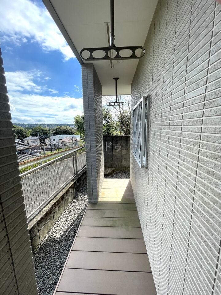 ウッドデッキつきで1階で洗濯物も干せます。