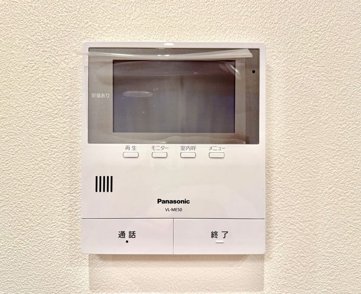 ◇TVモニター付インターホン◇
TVモニターで訪問者を確認してから会話することができますので、安心して対応していただけます。また、姿を見られたくない空き巣や不審者が嫌がるため防犯効果も高まります。