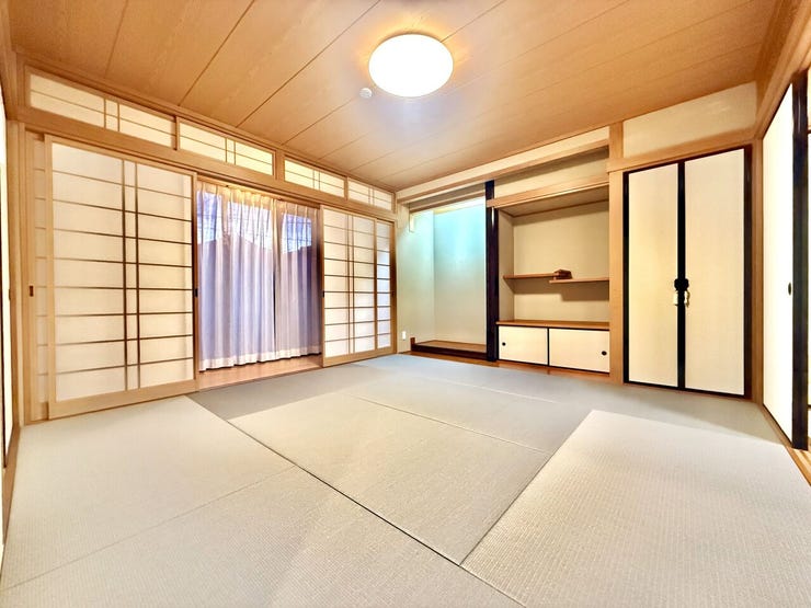 ◇一階 和室◇
一階にある8帖の和室です。扉を開けると開放的な空間が生まれます。急な来客にも対応できますね。和の空間を感じながら、一人の時間を過ごすのもいいですね。