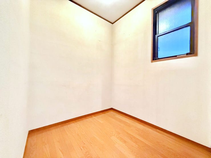 ◇納戸◇
沢山の収納が出来る納戸。この空間量だからこその、季節物の衣装や沢山の思い出をしまえるゆったりとした収納スペースは大変重宝します。衣装ケースなどを使うとよりスッキリ片付けられそうですね。