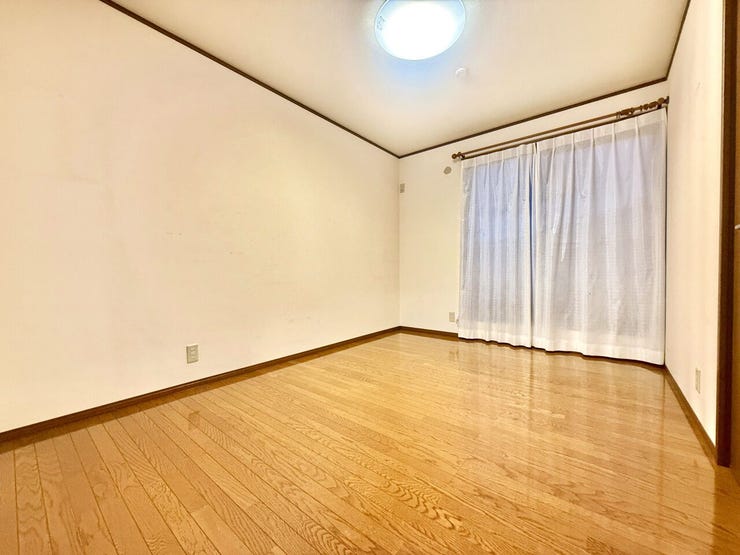 ◇二階 洋室◇
6帖で、家族の成長に合わせ多目的に使える居室です。お子様のお部屋や、趣味のお部屋にしたり、使いやすい造りのお部屋になっています。クローゼット完備ですので、お部屋がスッキリしますね。